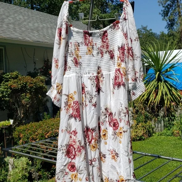 TORRID Ivory rose print DRESS On/Off shoulder, Ruched top. SIZE 1 EUC - Picture 2 of 12